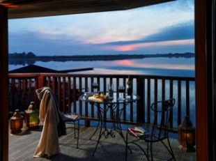 Wineport Lodge - Lakeside Bedroom